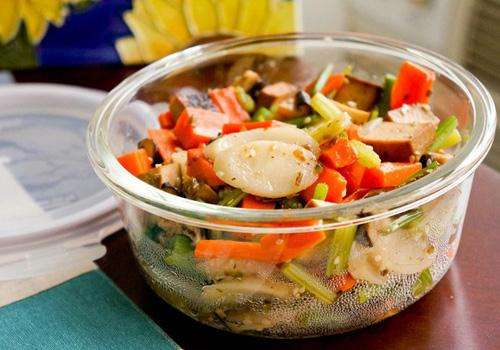 “帶飯致癌說”不可信 牛奶不能“一口悶”！