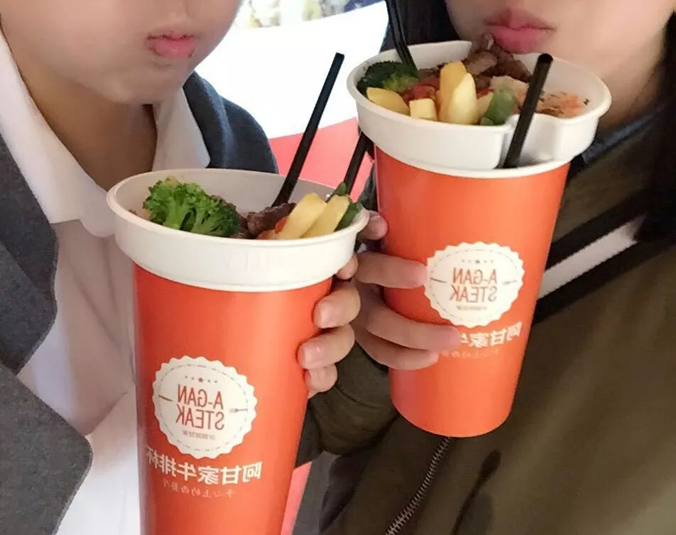 為什么你不看好的“牛排杯”項(xiàng)目，這家11平小店卻可以日營(yíng)過萬？