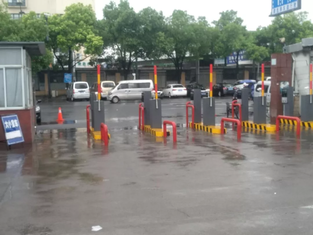 杭州凍品市場(chǎng)商戶群體抗議：三輪車進(jìn)市場(chǎng)，每次還要10元“買路錢”！