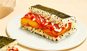 奧爾良雞肉搭配三色藜麥，這樣創(chuàng)新的大塊飯團才可以大賣