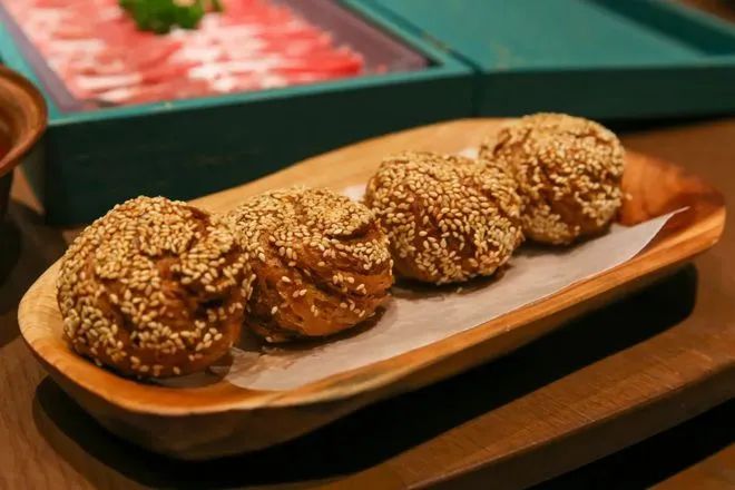 福成、思念等相繼上馬，京味兒麻醬燒餅?zāi)芊裣胥~鍋涮一樣圈粉？