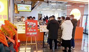 堂食餐飲全供預(yù)制菜，一年開6家店，這個(gè)品牌靠啥“嗨三餐”？