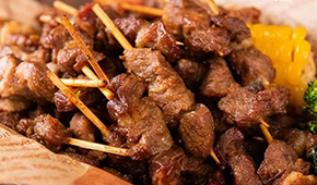 食尚是個(gè)輪回？迷你肉串走紅，東方甄選、大莊園、大希地、皓月等集體“擼小串”